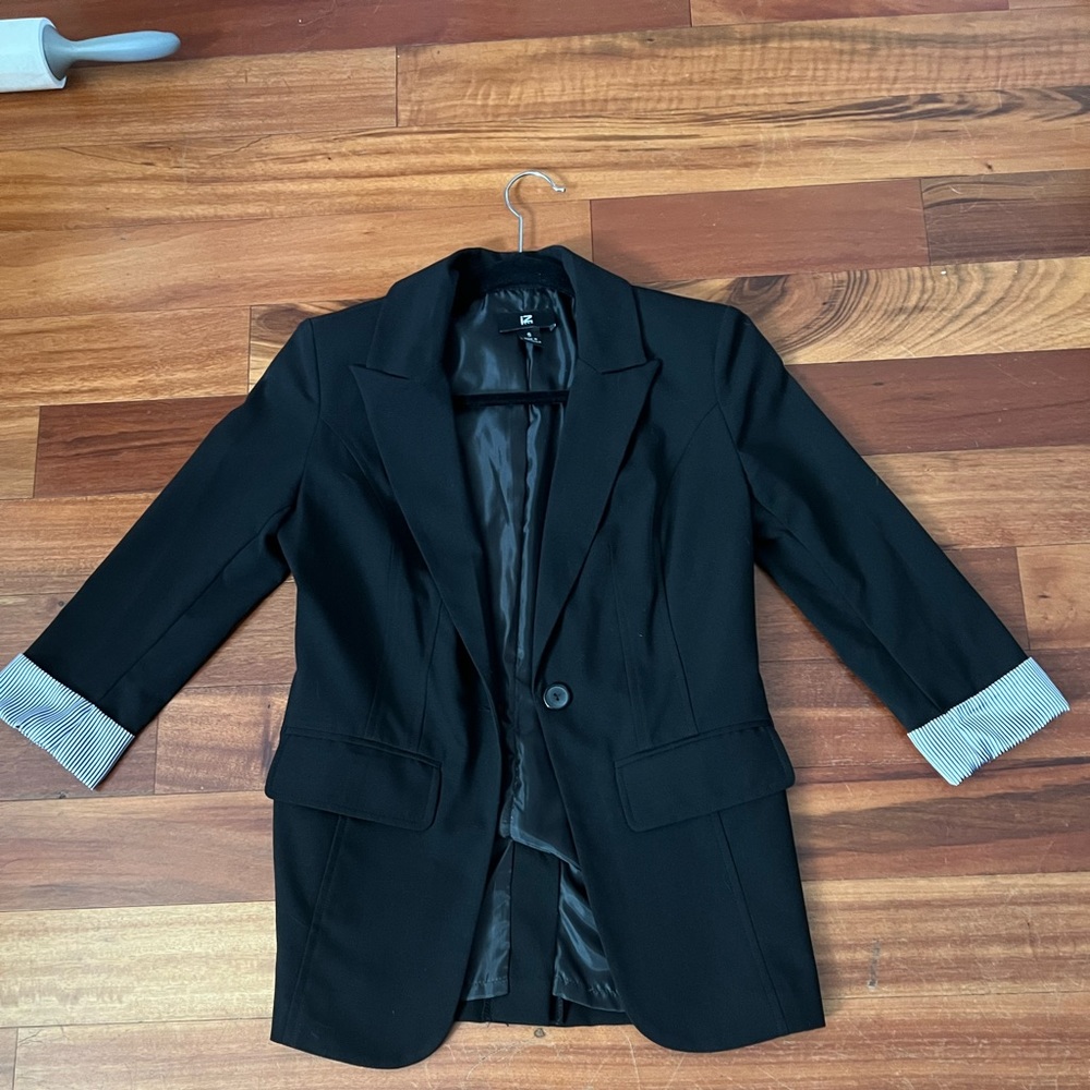 iZ Byer Black Quarter-Sleeve Blazer